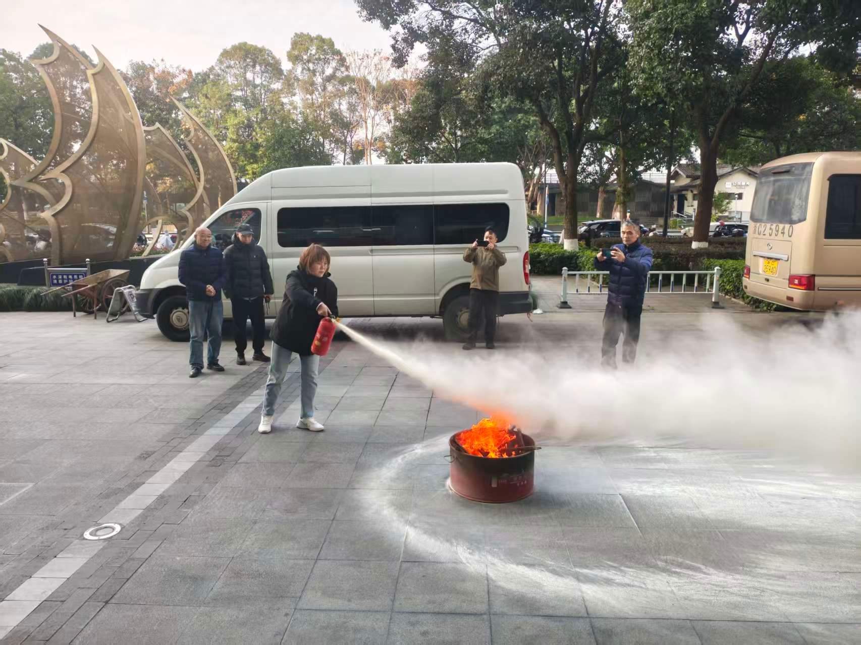 公司结合海港大厦物业发展消防培训演练